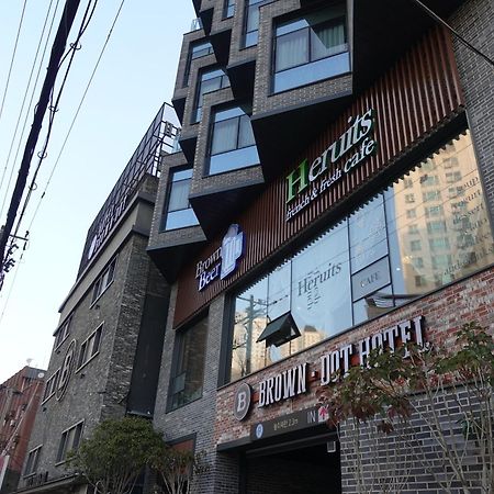 Brown Dot Hotel تَنوان المظهر الخارجي الصورة