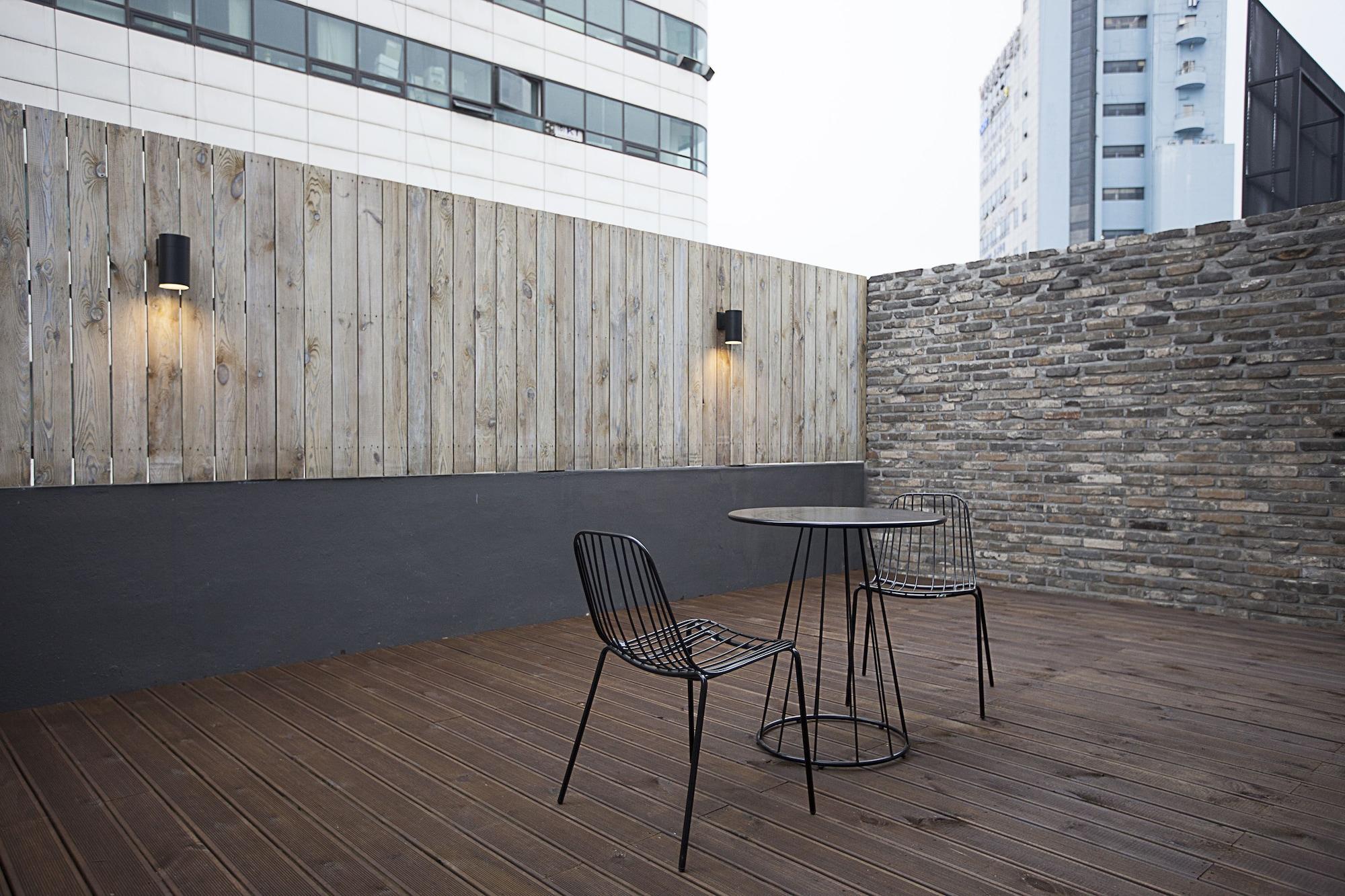 Brown Dot Hotel تَنوان المظهر الخارجي الصورة