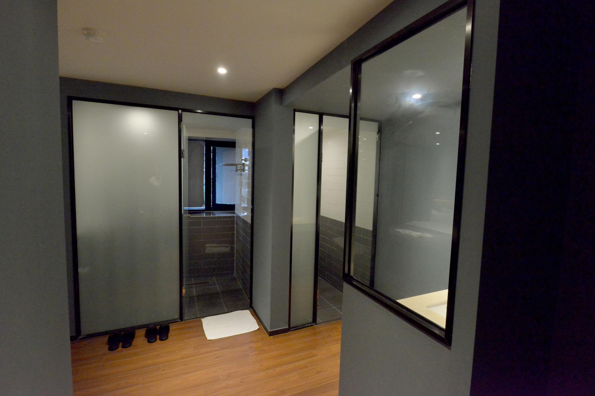 Brown Dot Hotel تَنوان المظهر الخارجي الصورة