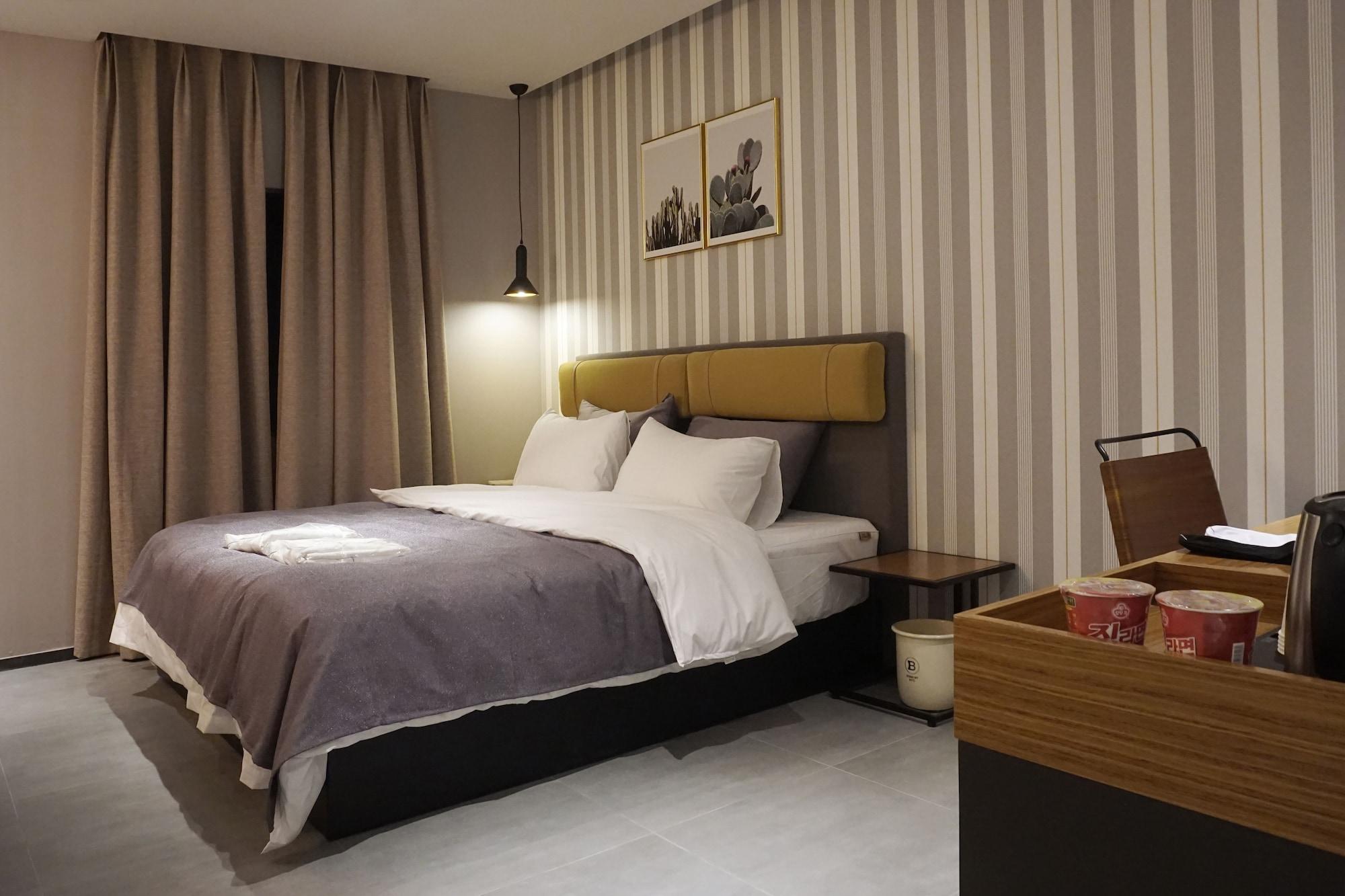 Brown Dot Hotel تَنوان المظهر الخارجي الصورة
