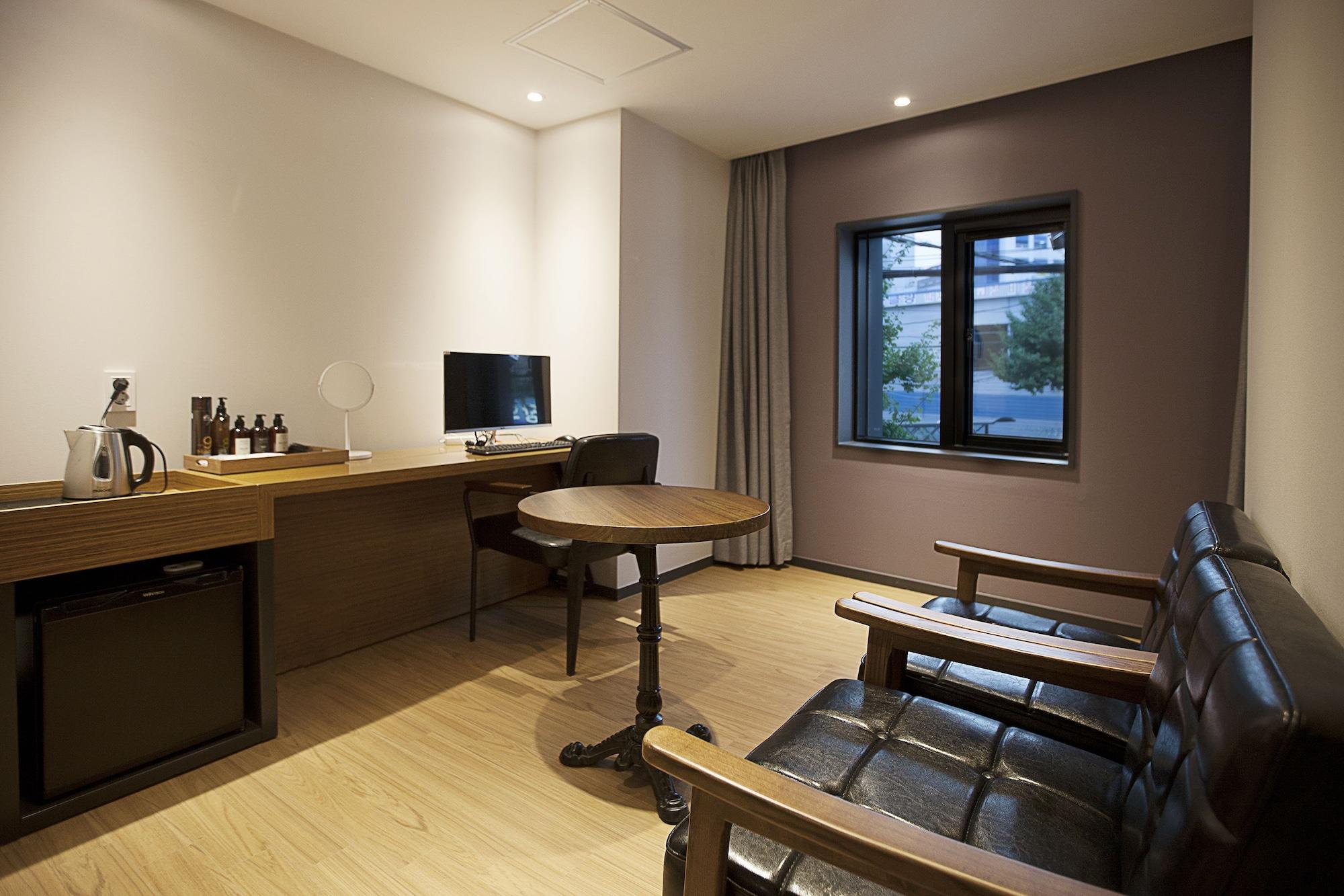 Brown Dot Hotel تَنوان المظهر الخارجي الصورة