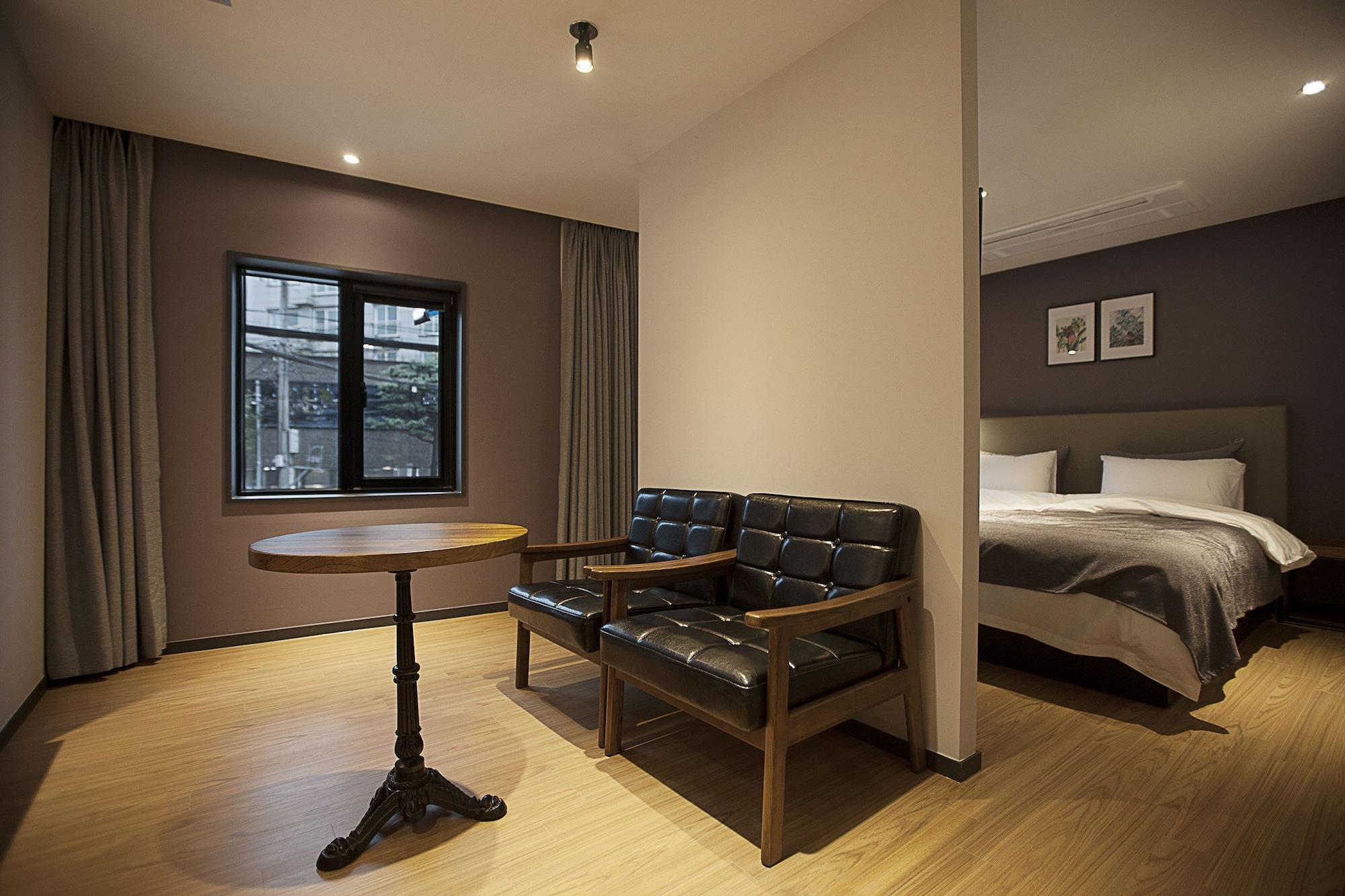 Brown Dot Hotel تَنوان المظهر الخارجي الصورة