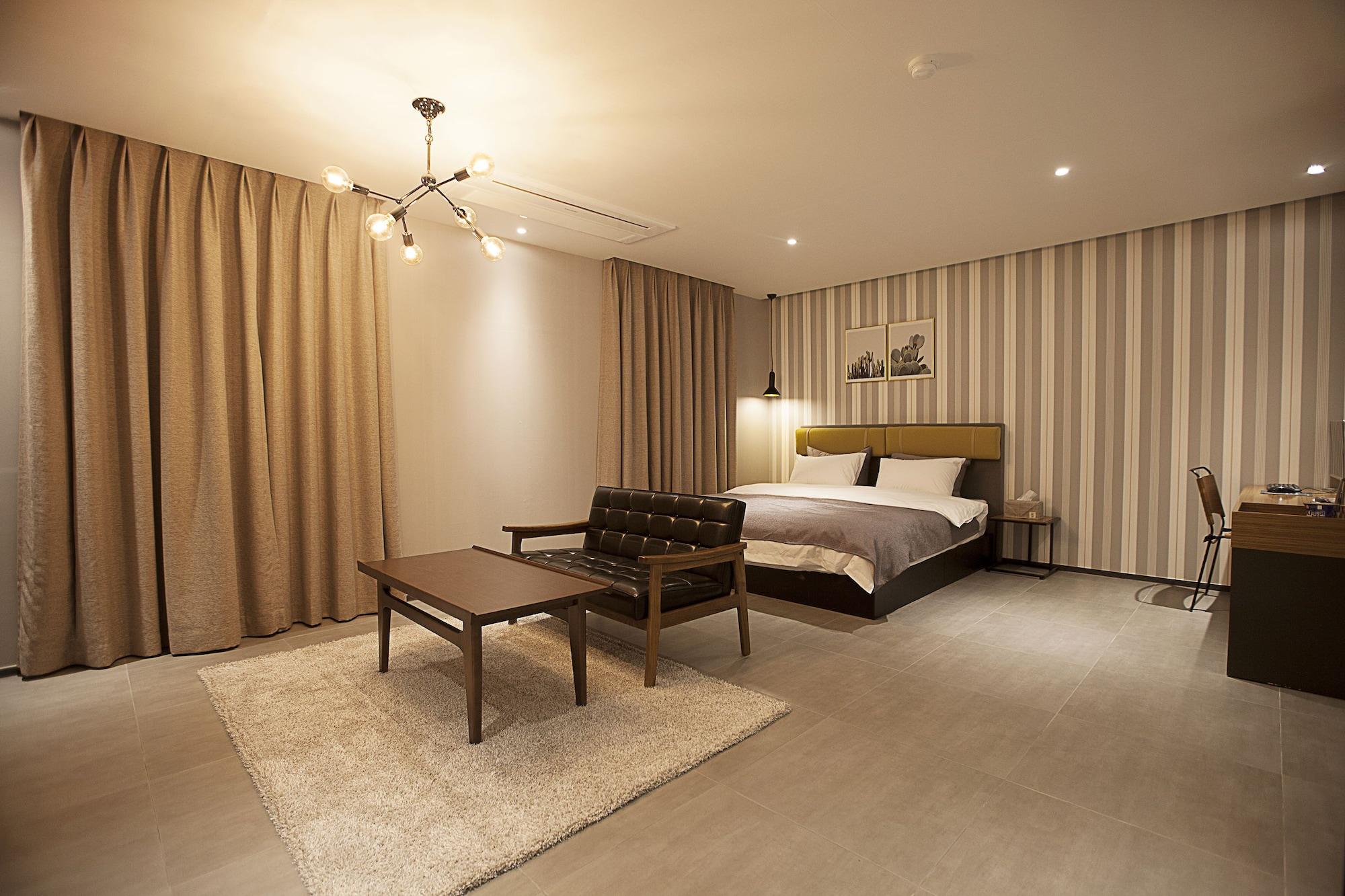 Brown Dot Hotel تَنوان المظهر الخارجي الصورة