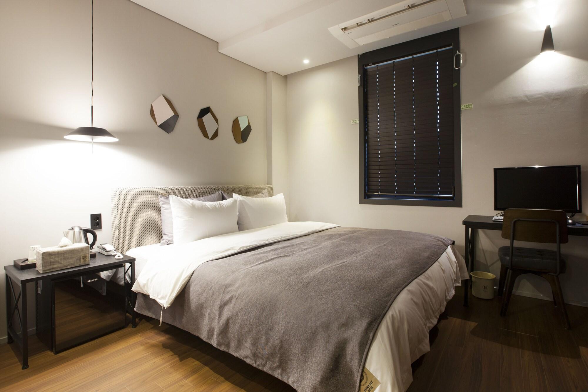 Brown Dot Hotel تَنوان المظهر الخارجي الصورة