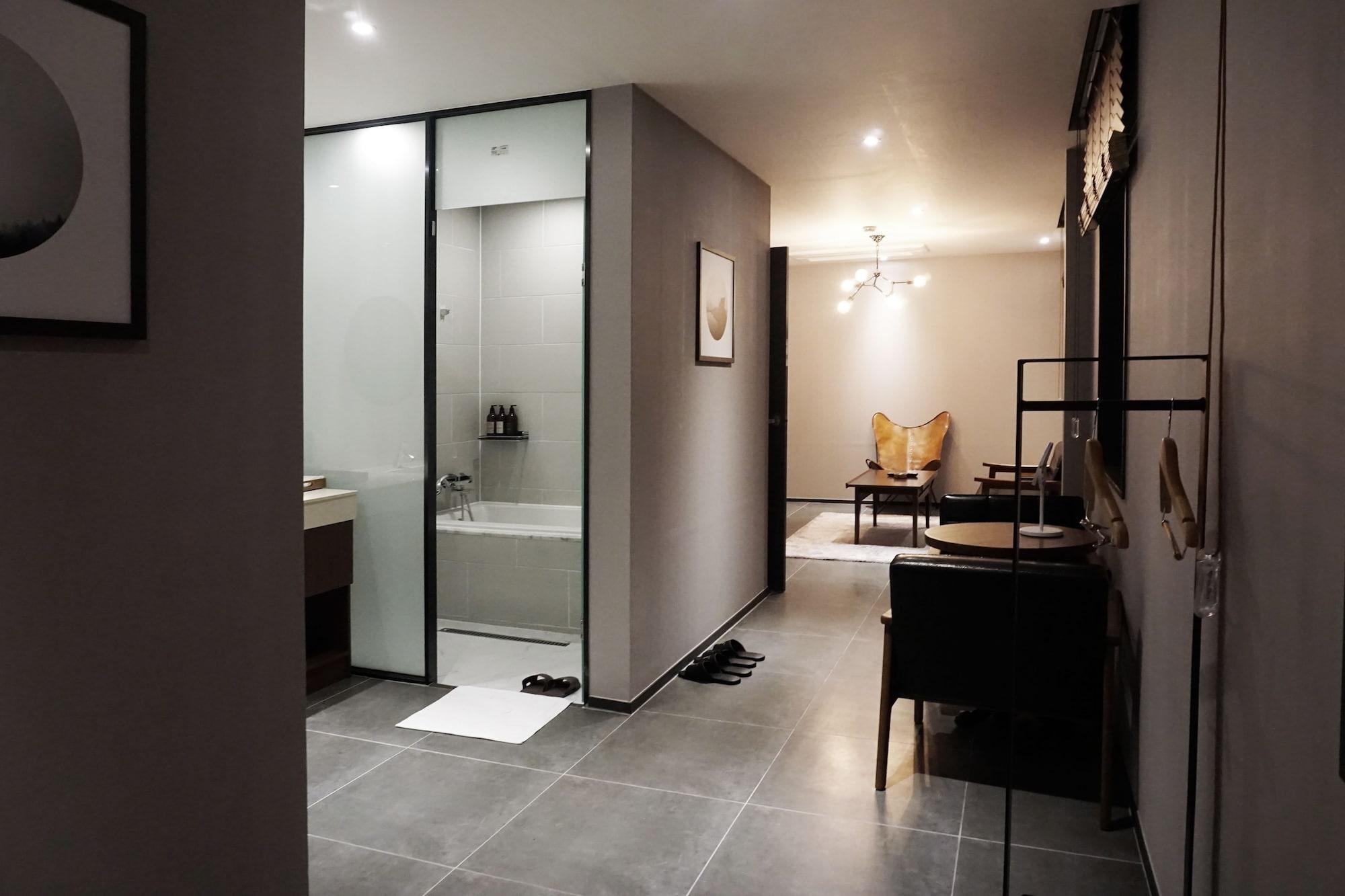 Brown Dot Hotel تَنوان المظهر الخارجي الصورة