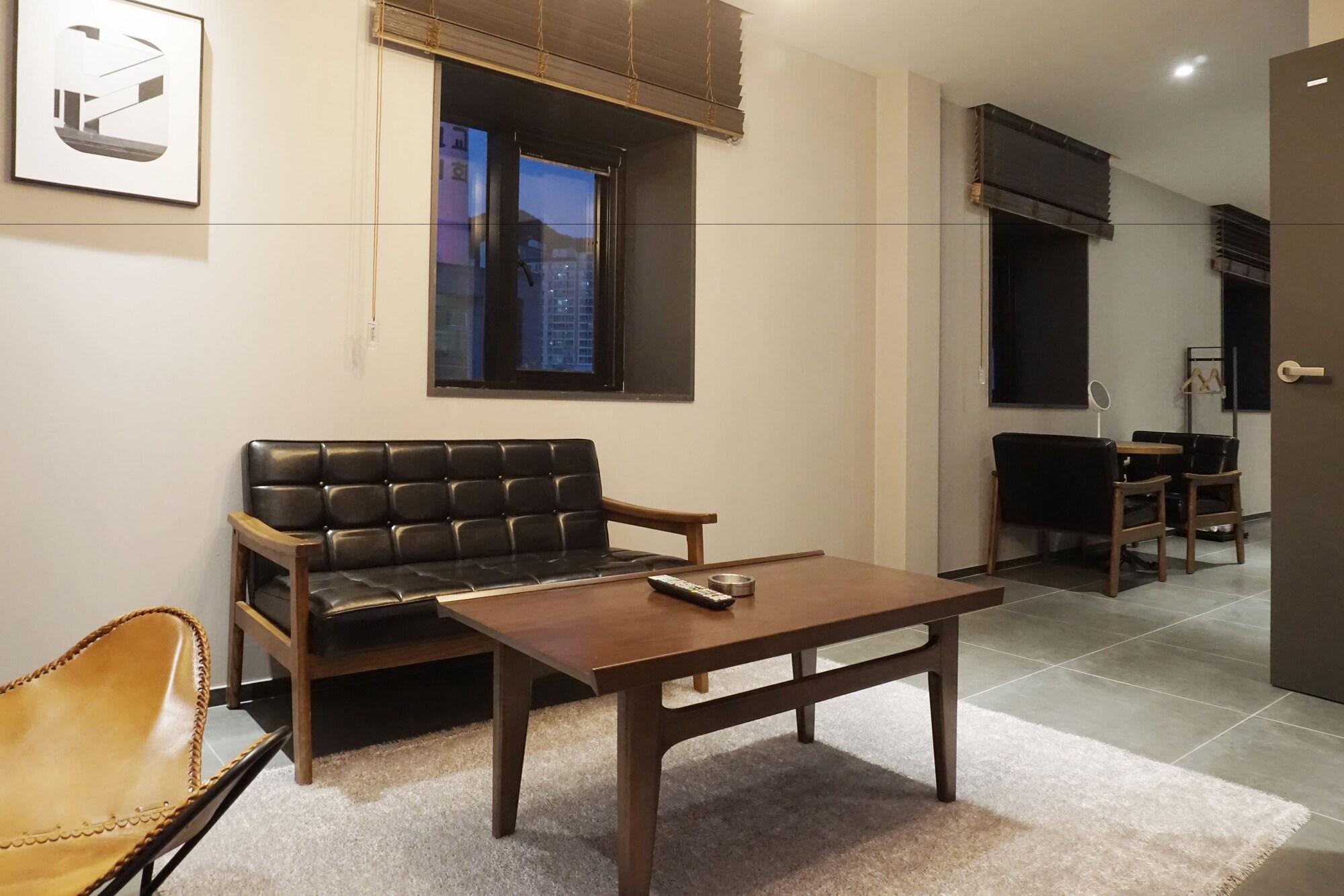 Brown Dot Hotel تَنوان المظهر الخارجي الصورة