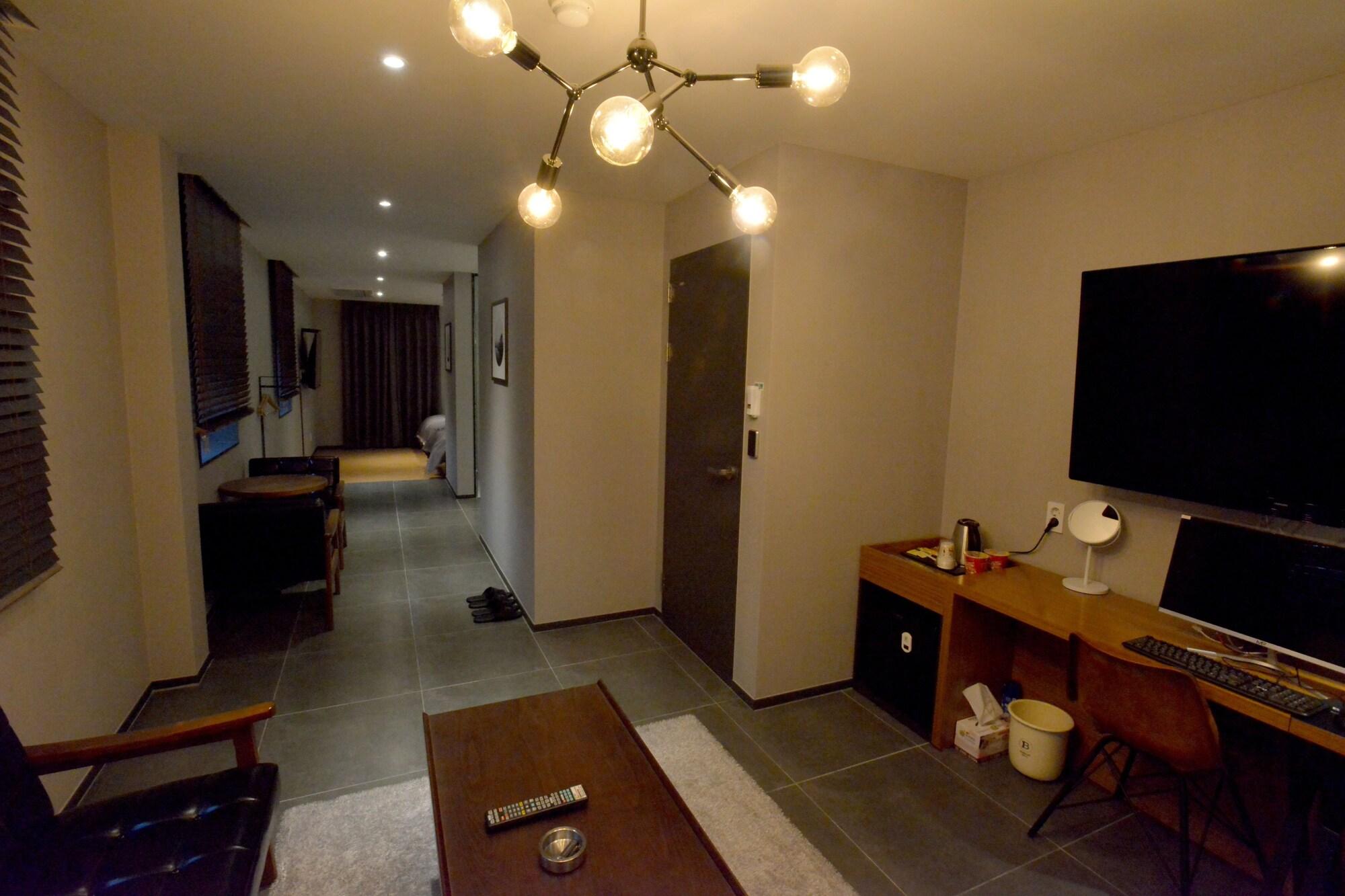 Brown Dot Hotel تَنوان المظهر الخارجي الصورة