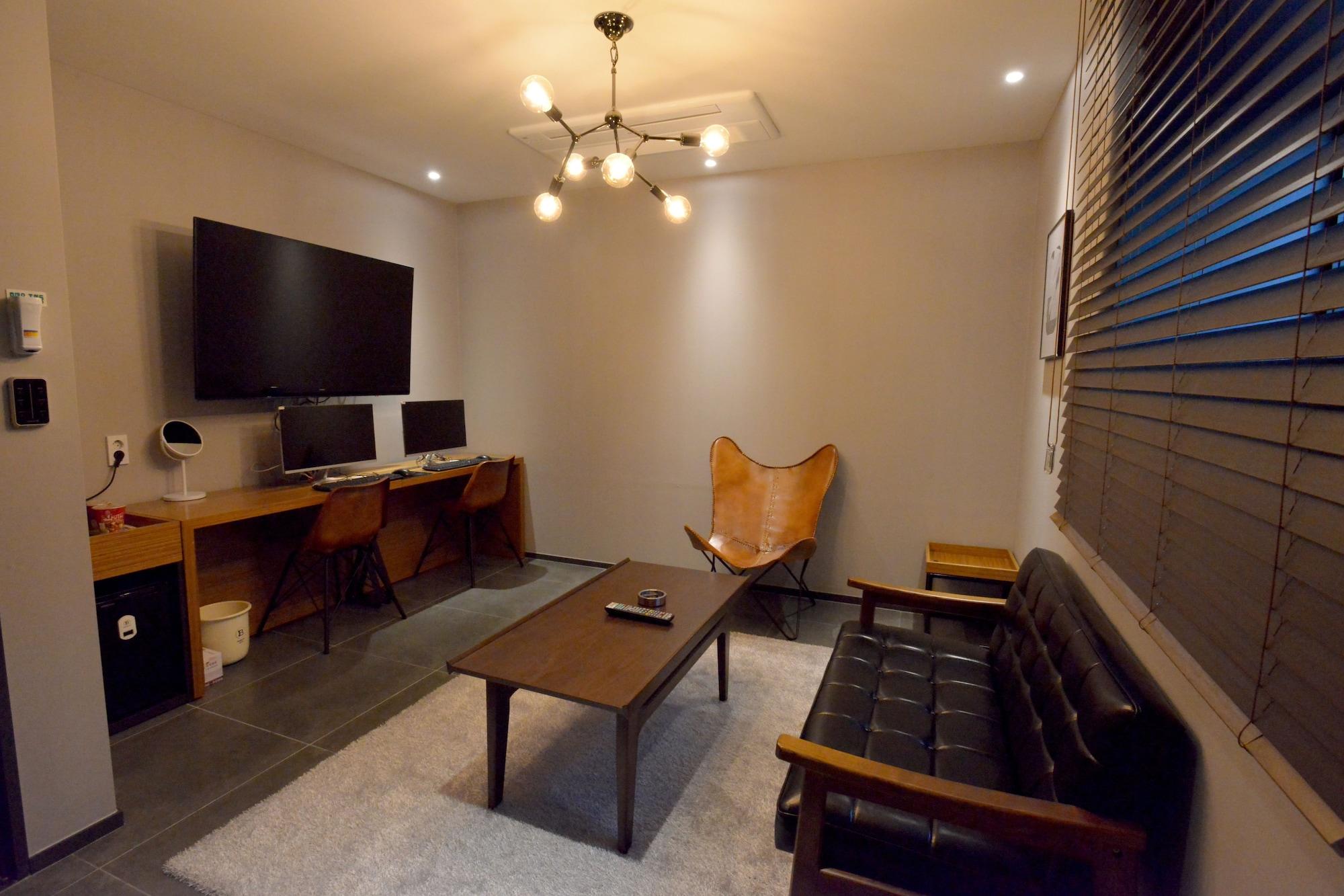 Brown Dot Hotel تَنوان المظهر الخارجي الصورة