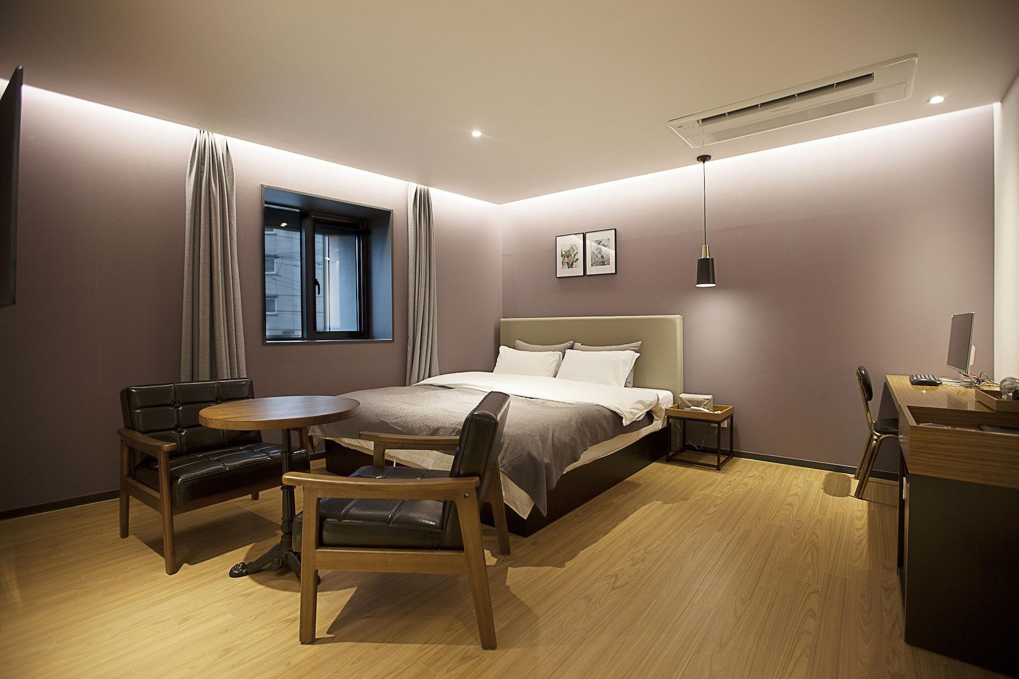Brown Dot Hotel تَنوان المظهر الخارجي الصورة