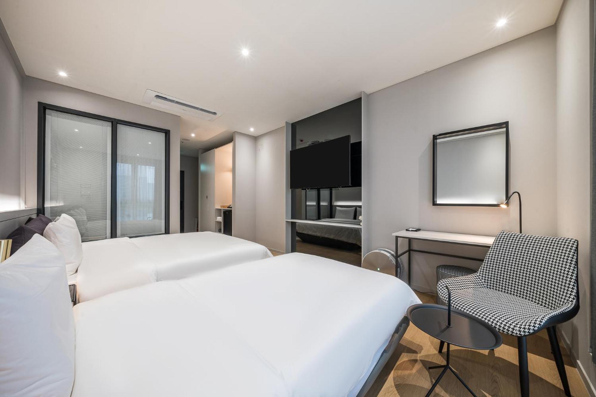 Brown Dot Hotel تَنوان المظهر الخارجي الصورة