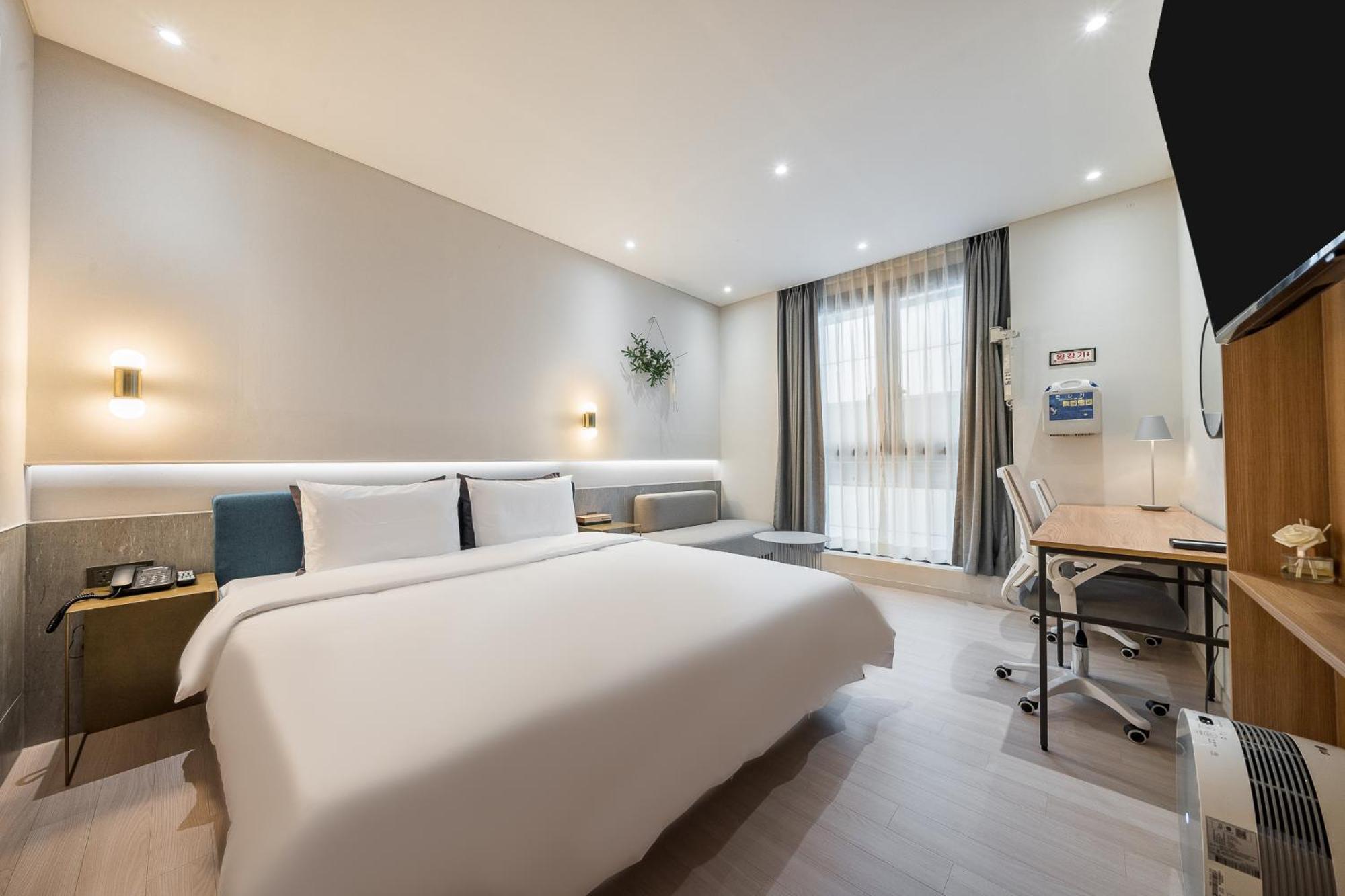 Brown Dot Hotel تَنوان المظهر الخارجي الصورة