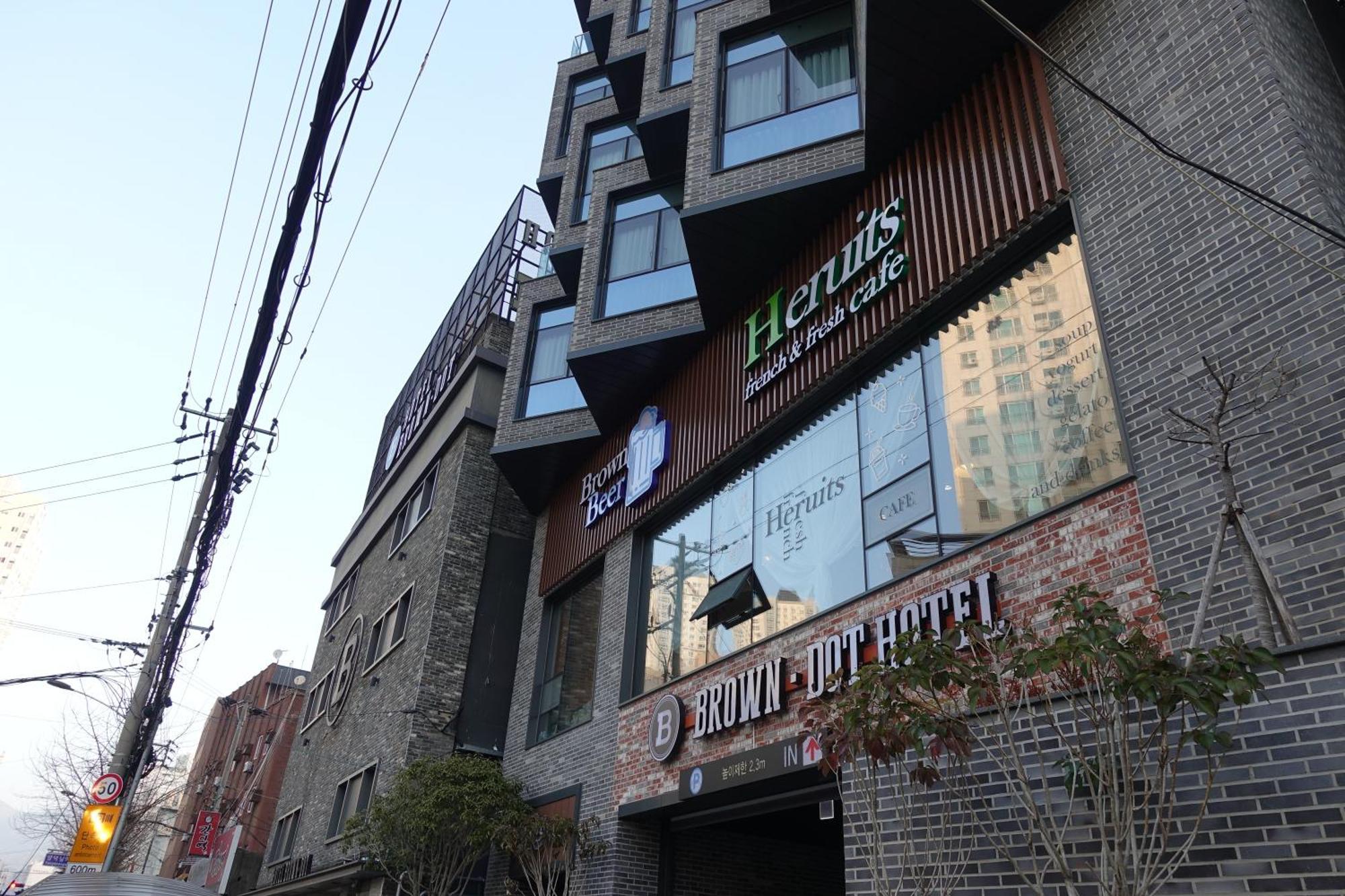 Brown Dot Hotel تَنوان المظهر الخارجي الصورة