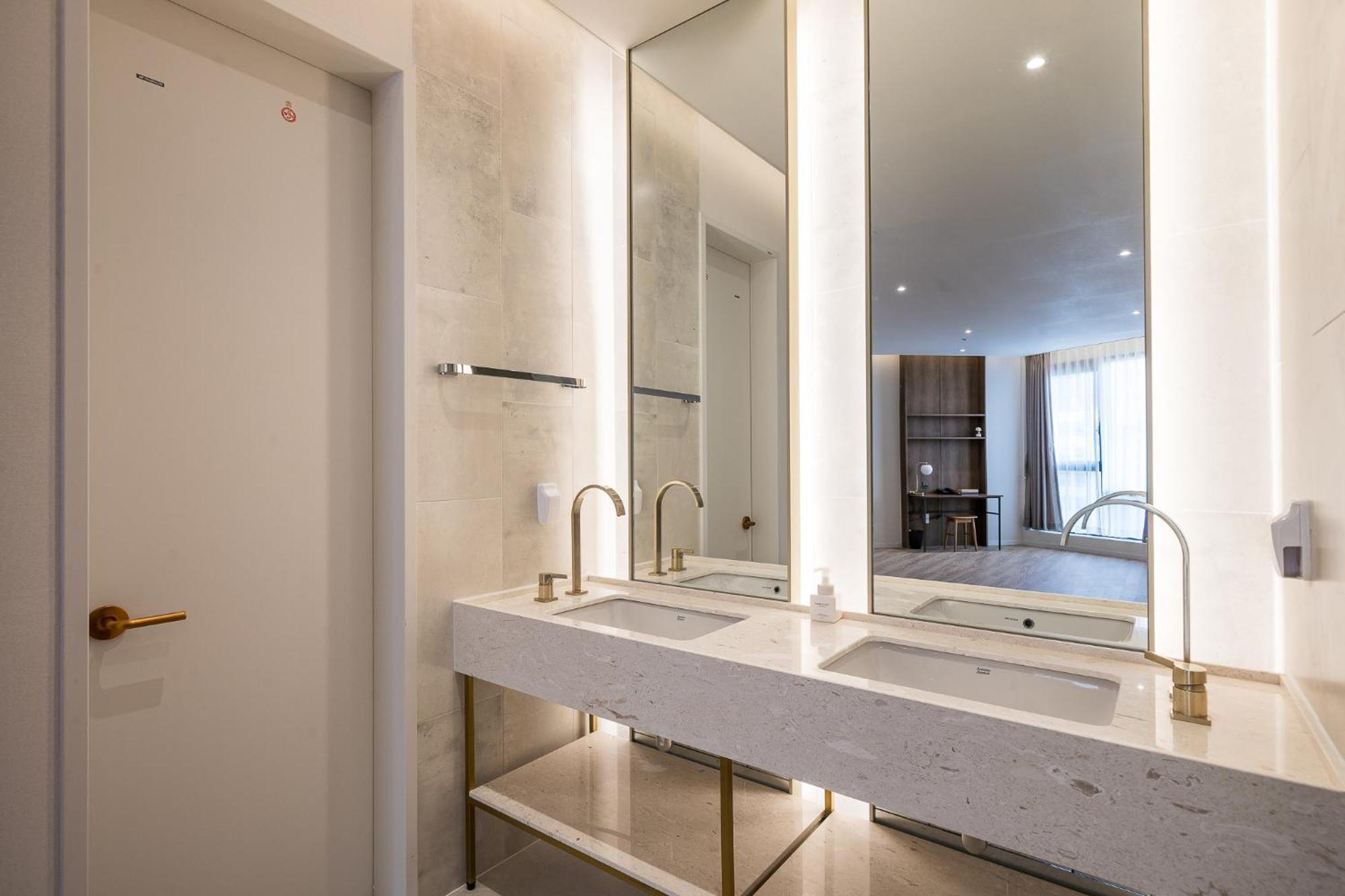Brown Dot Hotel تَنوان المظهر الخارجي الصورة