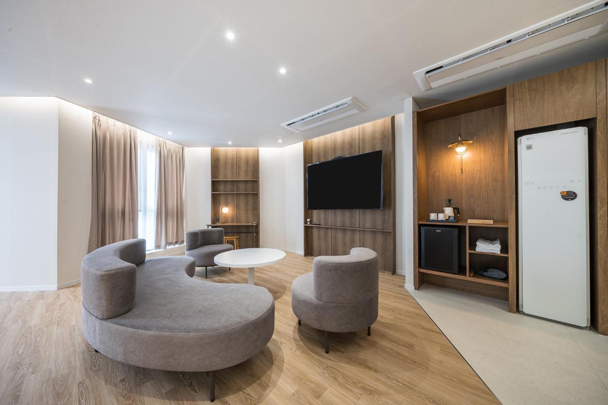 Brown Dot Hotel تَنوان المظهر الخارجي الصورة