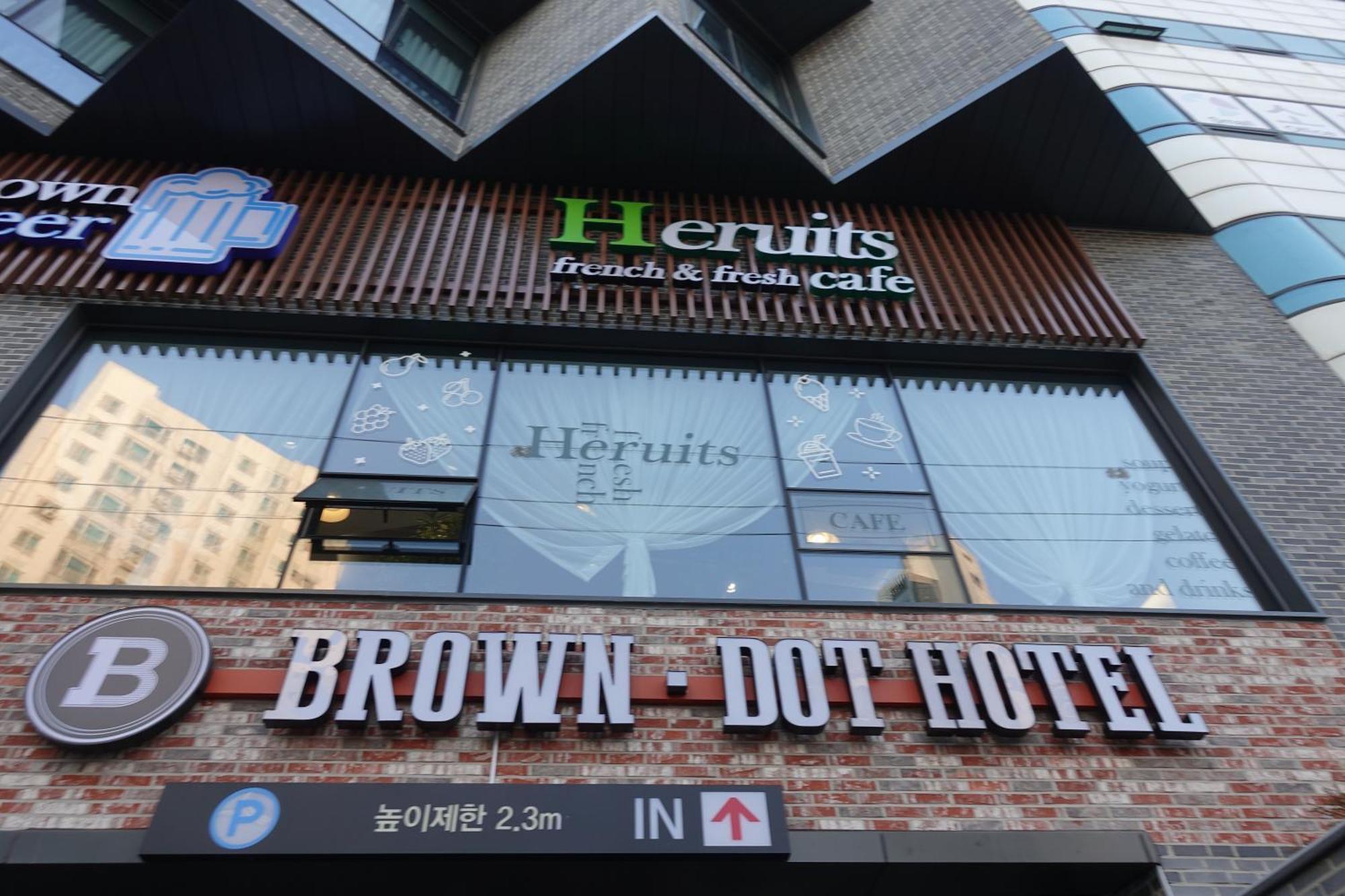 Brown Dot Hotel تَنوان المظهر الخارجي الصورة