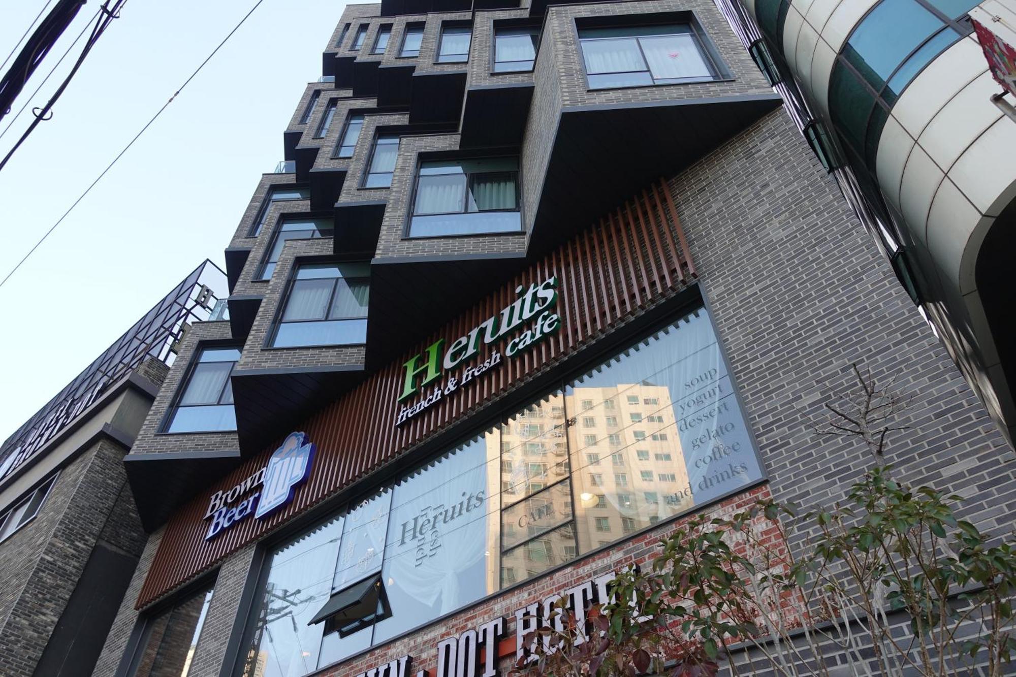 Brown Dot Hotel تَنوان المظهر الخارجي الصورة