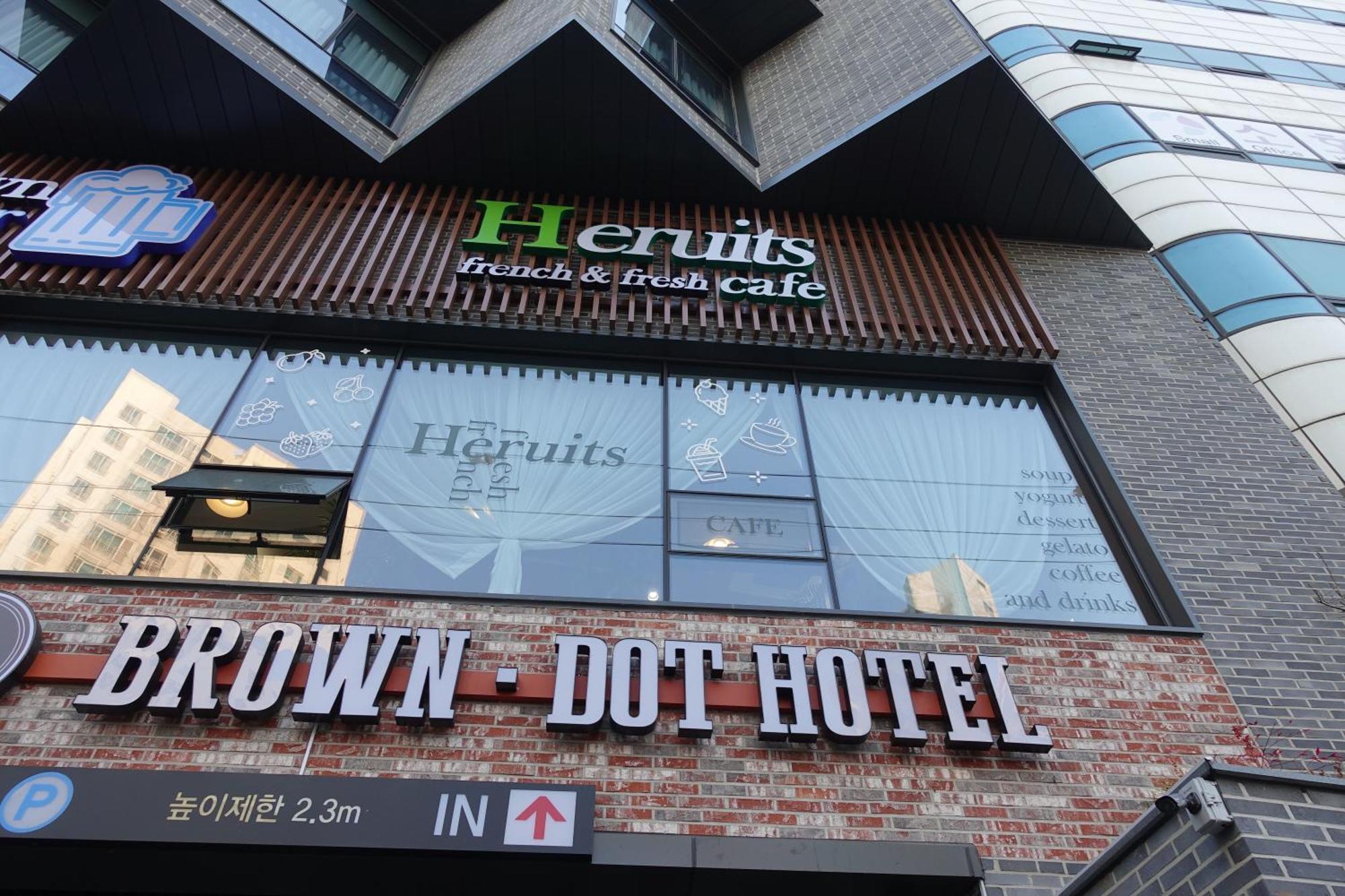 Brown Dot Hotel تَنوان المظهر الخارجي الصورة