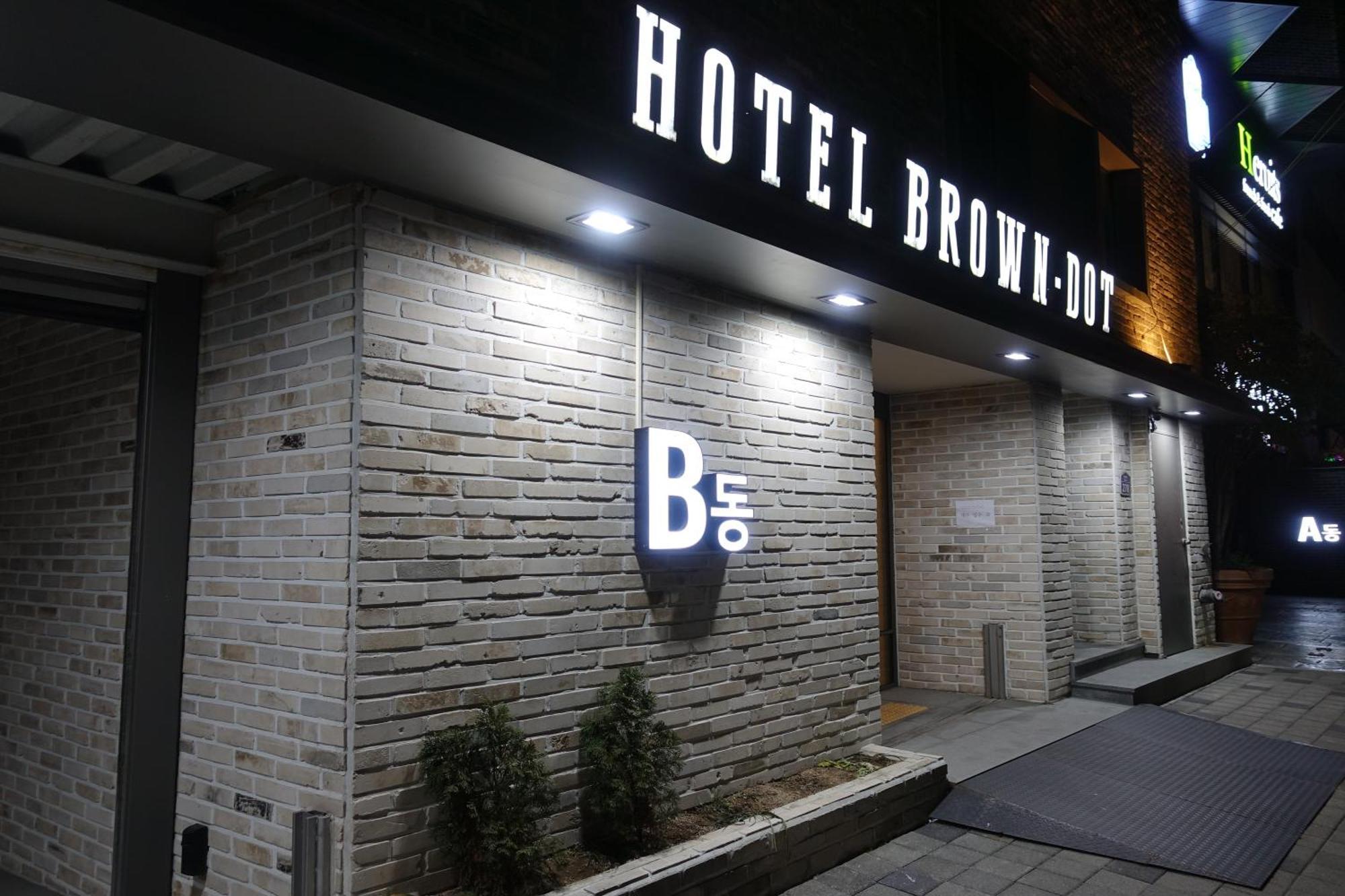 Brown Dot Hotel تَنوان المظهر الخارجي الصورة