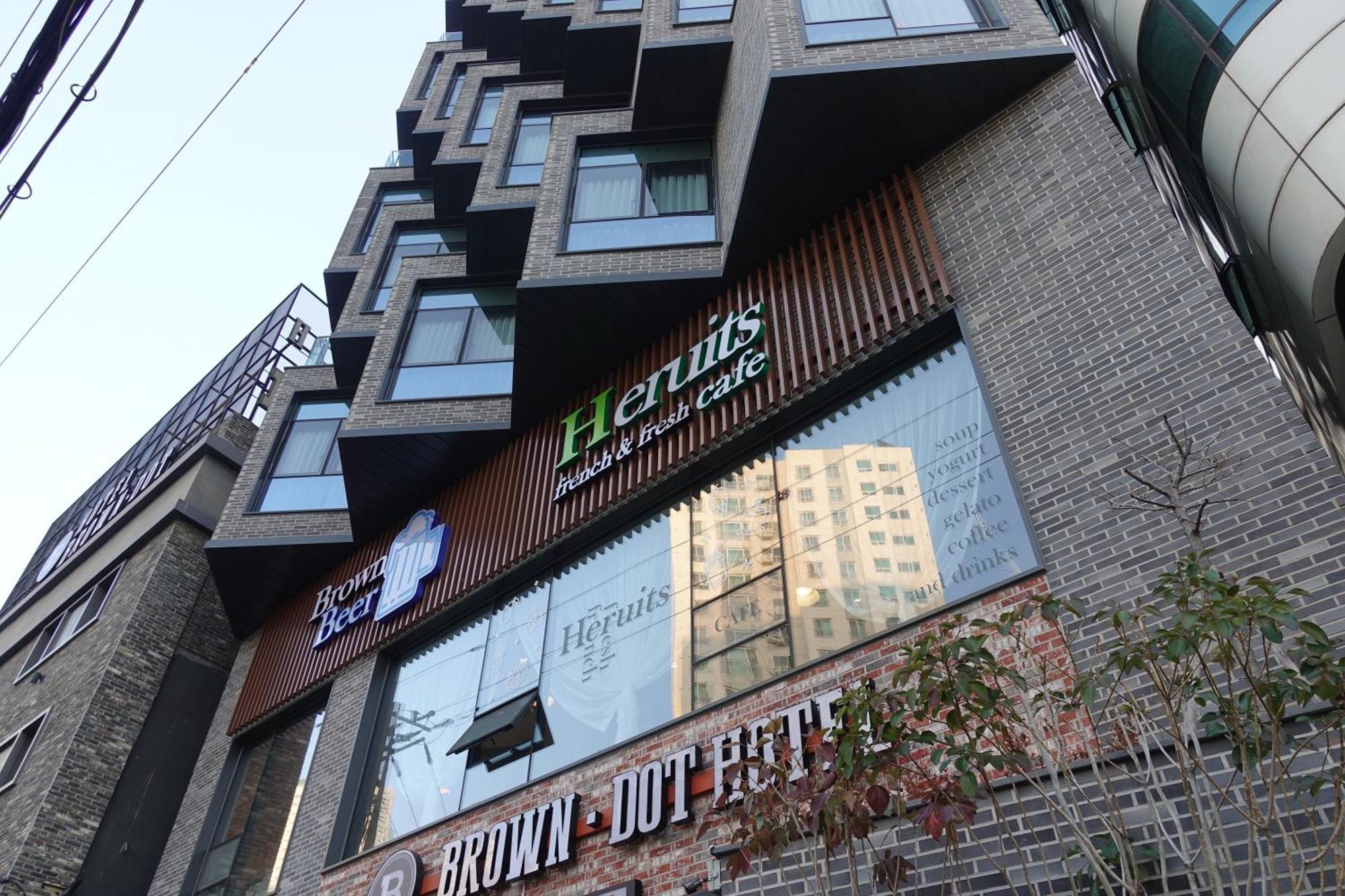 Brown Dot Hotel تَنوان المظهر الخارجي الصورة