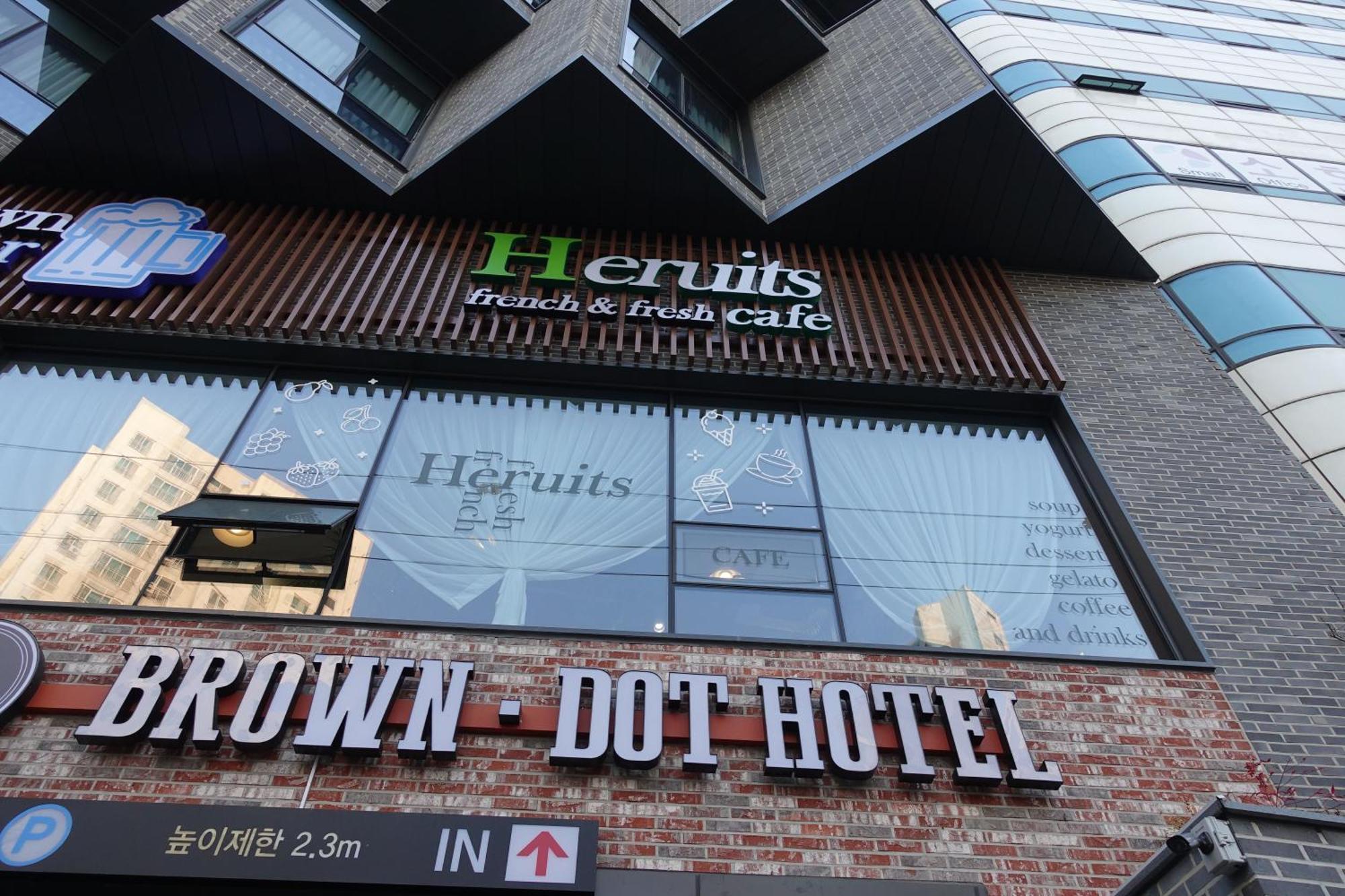 Brown Dot Hotel تَنوان المظهر الخارجي الصورة
